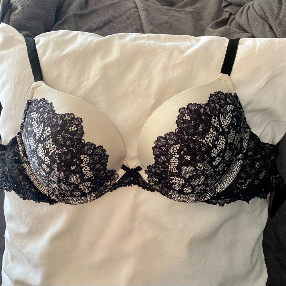 Victoria’s Secret Dream Angels Lace Push-up bra 32DD
